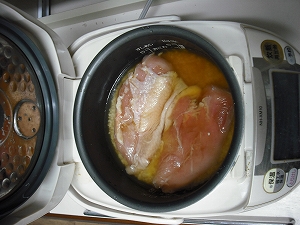 炊飯器に米と、１で浸け込んだ鶏肉を漬け汁ごと入れて、炊飯スイッチオン！