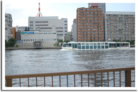 墨田川を走る（流れる？）水上バス