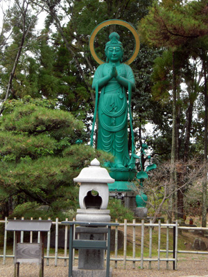 奈良、西大寺の緑色の仏像