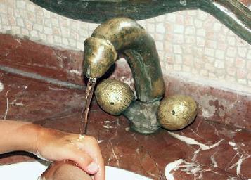 チンコ蛇口から出た水で手洗いをする