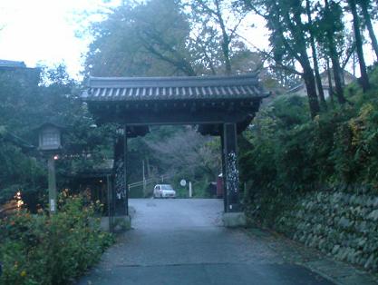 夕暮れ前の吉野山の山門