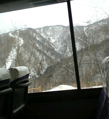 濃飛バスの車内から見る雪景色