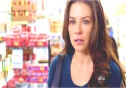 スーパーで迷子になったアーロンを探しているケイト