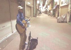 街頭でギターを弾くゲンヂ