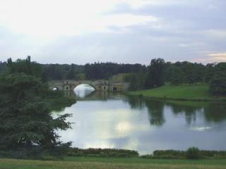 Blenheim Palace庭園の湖と橋