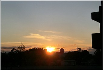 校庭の夕陽