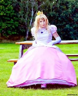 princess_peach_cosplay_costume_1.jpg