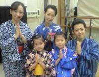 左から　ＨＰ担当・江林智施、王御前役の子役ちゃん（Wキャスト）、子役係の上沢美咲、ＨＰ担当・本村佑樹