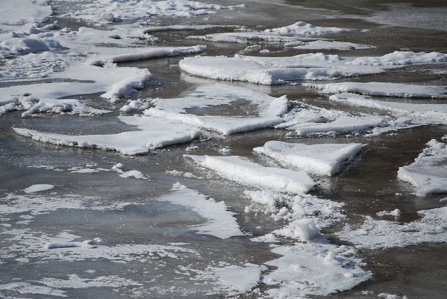 凍る川２
