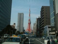 学校に向かう途中には東京タワーが…