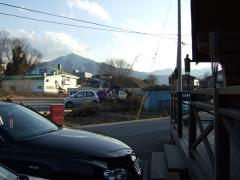 画面奥には、雪も残る武甲山が見えます