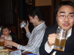 左…自分の子供にパパぶりを発揮するバンマス早川さん♪右…ビールの飲んで「ぬるっ！」…という瞬間（笑）