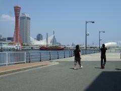 神戸ポートタワーを見ながら、食事場所を探します
