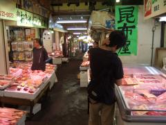 小樽駅前に位置する、小さな“三角市場”
