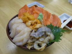 こちらはウニ、サーモン、ホタテの三色丼（１８００円）…最高♪