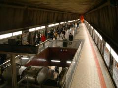 地下鉄にしては珍しいデザインの、ストフィン・ブルーバード駅　写真はＥ線で、エスカレーターで降りるとＪＺ線のホームがある