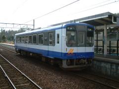 和倉温泉駅に停車する、のと鉄道の車両