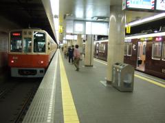 新開地駅にて（左は阪神電鉄、右は阪急電鉄からの電車）