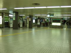 左写真のホームの階段を上がると、すぐに神戸電鉄のホームに到達する事ができます（話題？の“高速そば”は左側です）