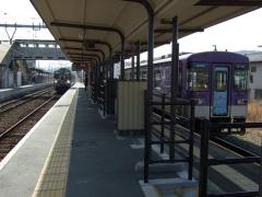 ３つの鉄道が乗り入れる割りにはこじんまりとした粟生駅