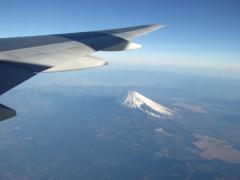 久しぶりに見た飛行機からの富士山は、やはり感動！