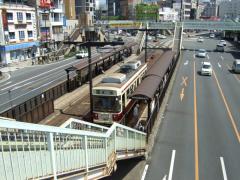 市電の長崎駅へは、ＪＲの駅から歩道橋で移動します