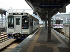 松浦鉄道佐世保駅にて…左の車両は今年の３月１８日から走り始めた新車です
