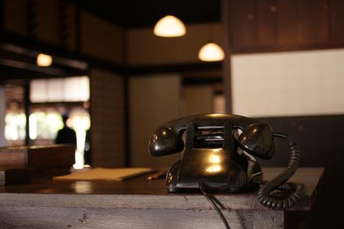 万徳旅館の黒電話