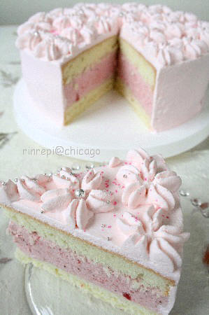 ピンクの苺ムースデコレーションケーキ