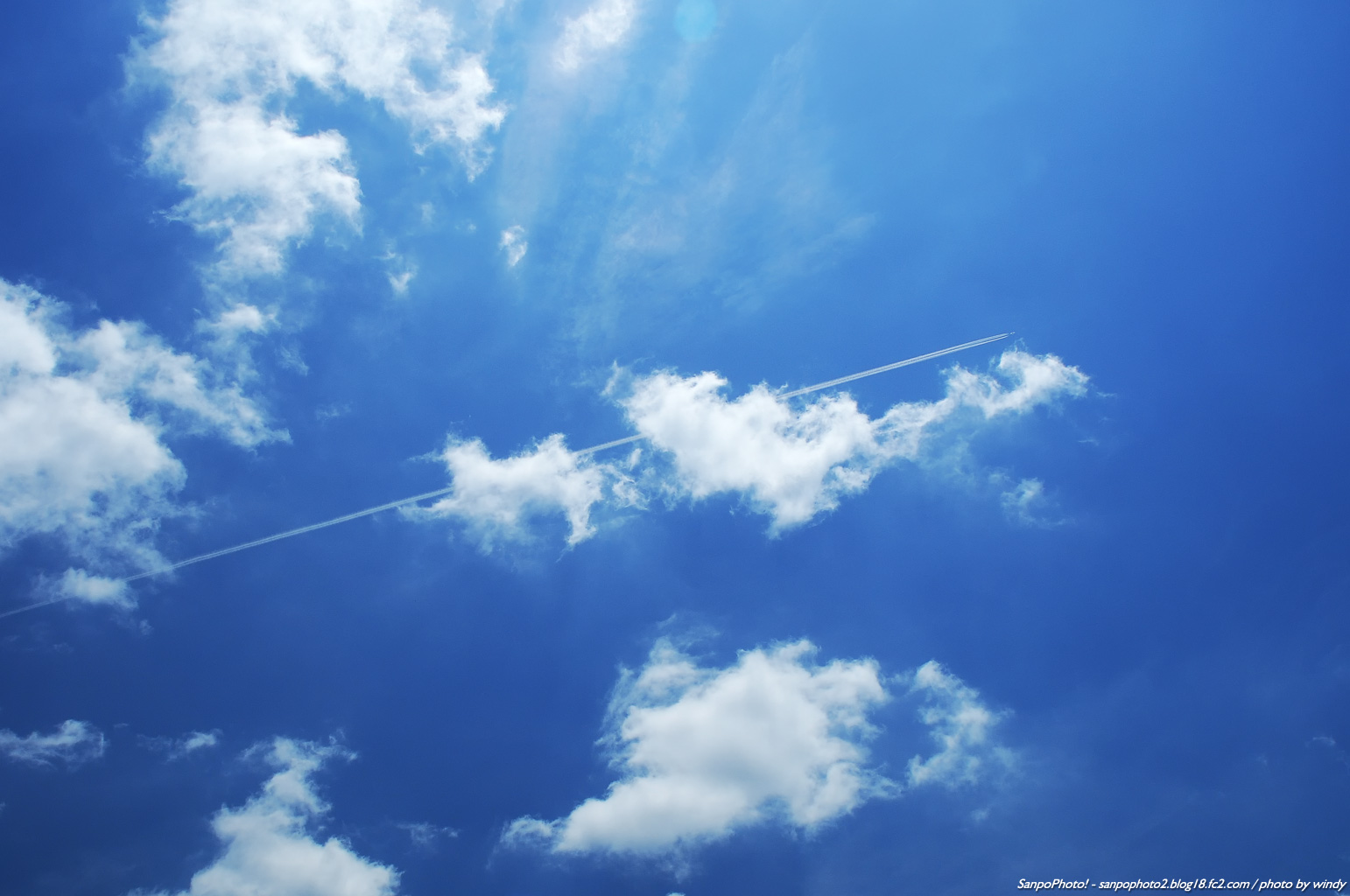 さんぽふぉと Sanpophoto 無料壁紙 青空と飛行機雲