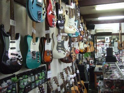 店内でのギターの販売