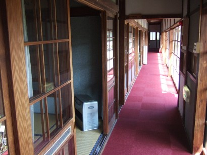 昭和初期を思わせる長い廊下