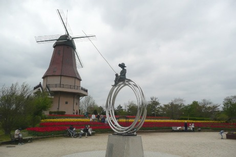 「光の輪のむこうに」の記念碑と風車