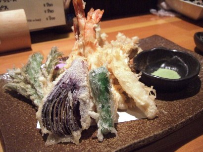 ボリューム満点で、塩で頂く海老とサヨリの天ぷら