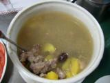 青マンゴーと豚リブ肉のスープ