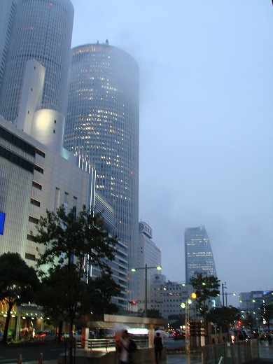 雨に煙る高層ビル