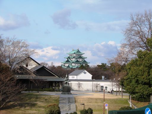 交差点からの名古屋城